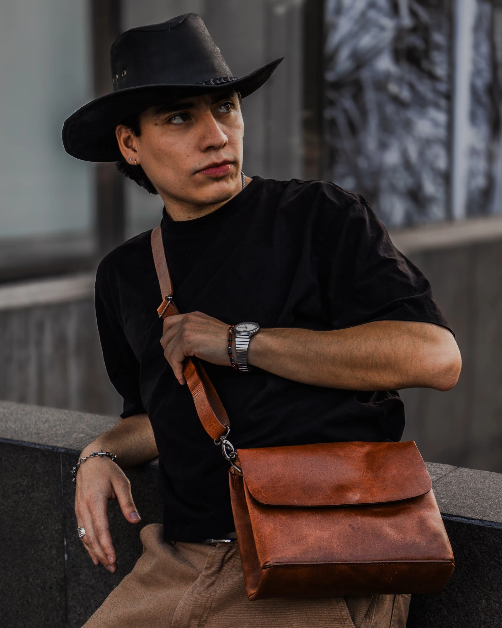 Bolso Martha de piel cognac, llevado al hombro con un look casual